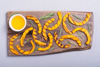 Biberiye ve ballı kızarmış kabak. Sağlıklı sonbahar gıda