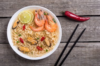 Karides ve mssels ile anlık erişte çorbası. Asya gıda