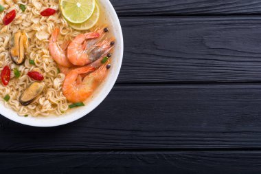 Karides ve mssels ile anlık erişte çorbası. Asya gıda