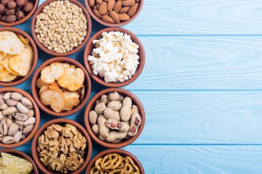 Aperatifler karışımı: simit, kraker, cips, Kuruyemiş ve cips