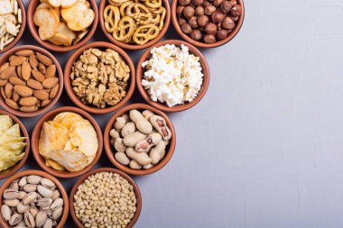 Aperatifler karışımı: simit, kraker, cips, Kuruyemiş ve cips