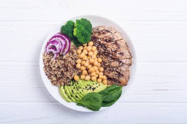 Buda kase brokoli, quinoa, ızgara tavuk, avokado ve ıspanak. Sağlıklı vegan salata. Superfood