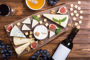 Peygamberli ile peynir brie, parmesan, camembert ve dorblu. Gıda ahşap tahta üzerinde