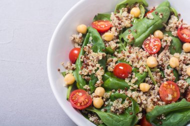 Ispanak salatası quinoa, domates ve nohut. Sağlıklı vegan superfood