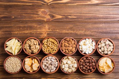 Aperatifler karışımı: simit, kraker, cips, Kuruyemiş ve cips