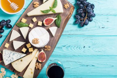 Peygamberli ile peynir brie, parmesan, camembert ve dorblu. Gıda ahşap tahta üzerinde