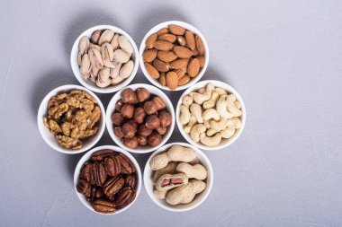 Fındık karışımı: antep fıstığı, badem, ceviz, çam fıstığı, fındık ve kaju. Kase backgrond içinde snack