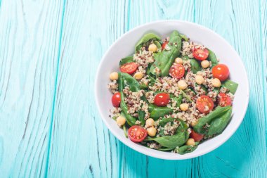 Ispanak salatası quinoa, domates ve nohut. Sağlıklı vegan superfood