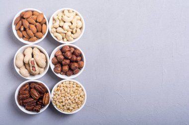 Fındık karışımı: antep fıstığı, badem, ceviz, çam fıstığı, fındık ve kaju. Kase backgrond içinde snack