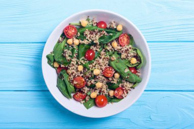 Ispanak salatası quinoa, domates ve nohut. Sağlıklı vegan superfood