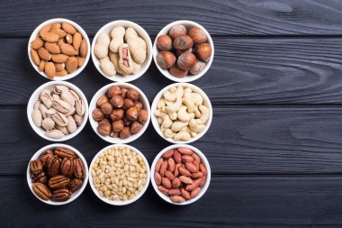 Fındık karışımı: antep fıstığı, badem, ceviz, çam fıstığı, fındık ve kaju. Kase backgrond içinde snack