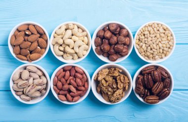 Fındık karışımı: antep fıstığı, badem, ceviz, çam fıstığı, fındık ve kaju. Kase backgrond içinde snack