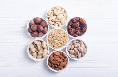 Fındık karışımı: antep fıstığı, badem, ceviz, çam fıstığı, fındık ve kaju. Kase backgrond içinde snack