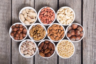 Fındık karışımı: antep fıstığı, badem, ceviz, çam fıstığı, fındık ve kaju. Kase backgrond içinde snack