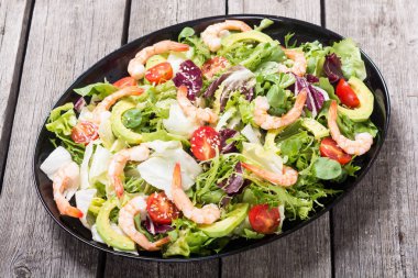 Karides salata karışımı, avokado ve kiraz domates. Sağlıklı gıda arka plan