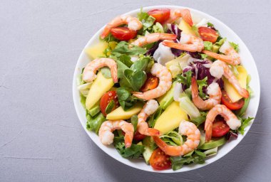 Karides salata karışımı, avokado ve kiraz domates. Sağlıklı gıda arka plan