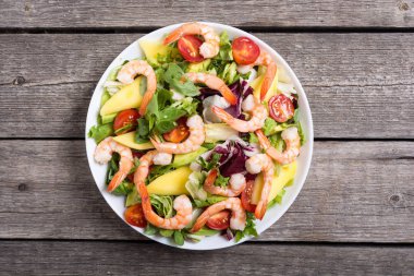 Karides salata karışımı, avokado ve kiraz domates. Sağlıklı gıda arka plan