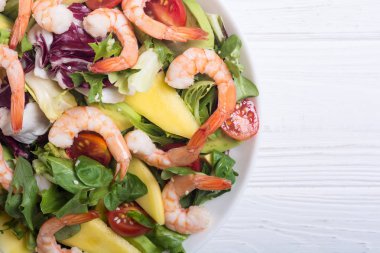 Karides salata karışımı, avokado ve kiraz domates. Sağlıklı gıda arka plan