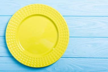 Ahşap masa boş sarı plaka. Üstten görünüm arka plan