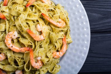 Makarna tagliatelle mantarlı sosu pesto ve karides. İtalyan yemeği arka plan