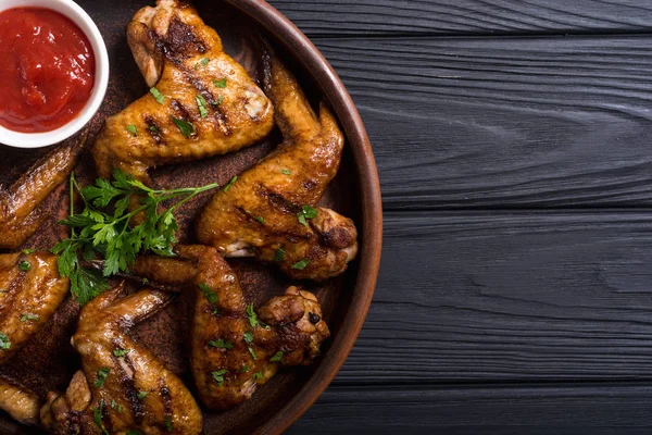 Sıcak Barbekü. Domates soslu tavuk kanadı ızgara. Barbekü gıda