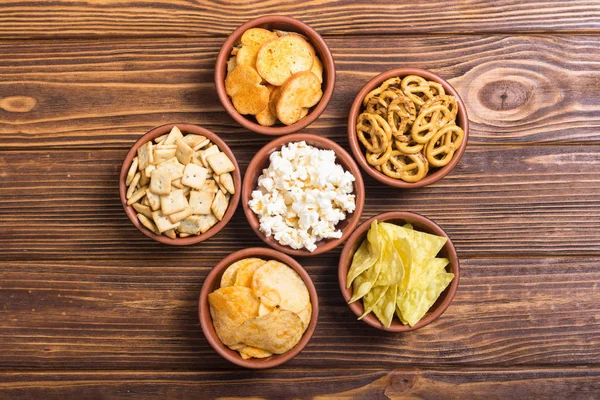 Çerçeve. Aperatifler karışımı: simit, kraker, cips cips ve pop corn 