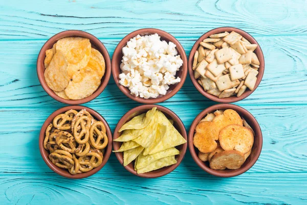 Çerçeve. Aperatifler karışımı: simit, kraker, cips cips ve pop corn 