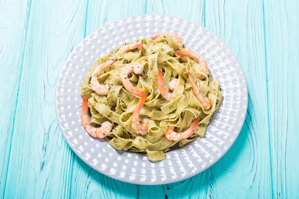 Makarna tagliatelle mantarlı sosu pesto ve karides. İtalyan yemeği arka plan