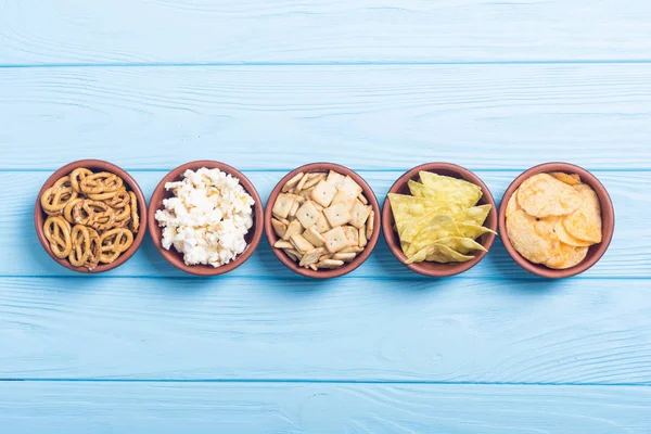 Çerçeve. Aperatifler karışımı: simit, kraker, cips cips ve pop corn 