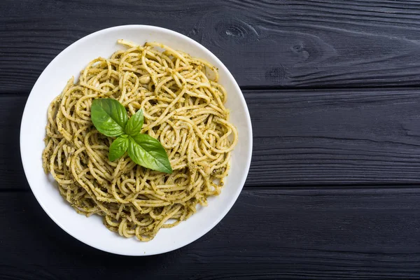 Makarna spagetti sosu pesto ile. İtalyan yemeği arka plan