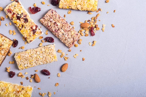 Sağlıklı ev yapımı atıştırmalık kahvaltı. Granola barlar. Yiyecek vegan enerji arka plan