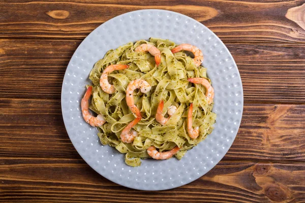 Makarna tagliatelle mantarlı sosu pesto ve karides. İtalyan yemeği arka plan