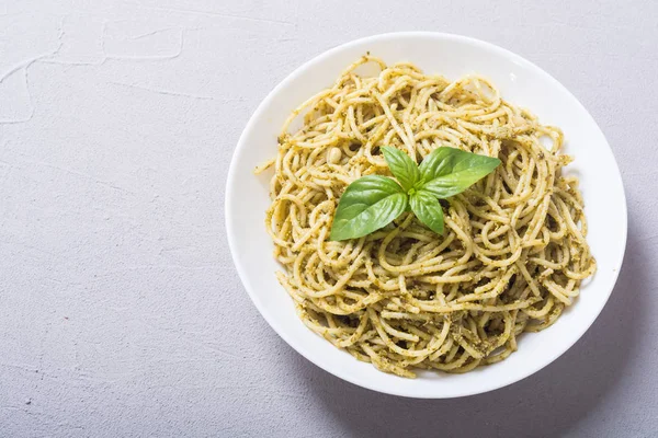 Makarna spagetti sosu pesto ile. İtalyan yemeği arka plan