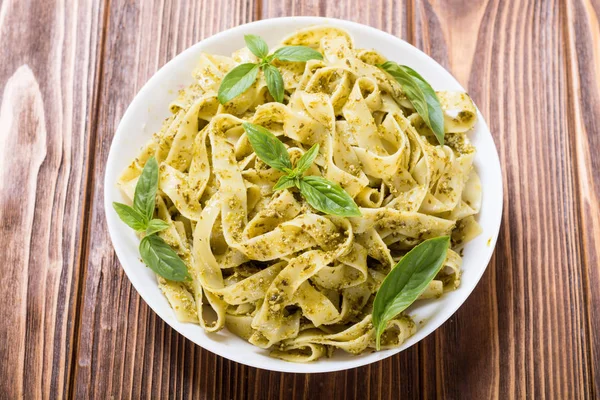 Yeşil sosu pesto ile makarna tagliatelle. İtalyan yemeği arka plan
