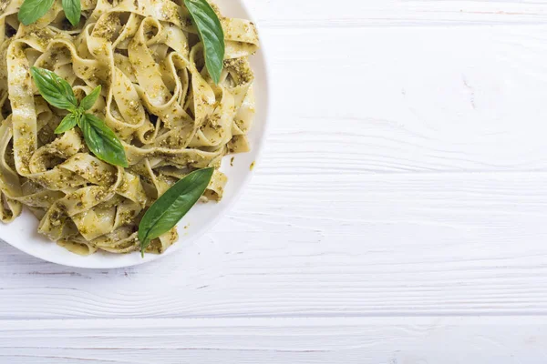 Yeşil sosu pesto ile makarna tagliatelle. İtalyan yemeği arka plan