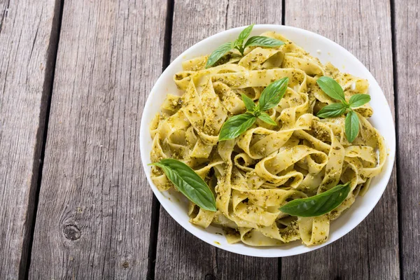 Yeşil sosu pesto ile makarna tagliatelle. İtalyan yemeği arka plan