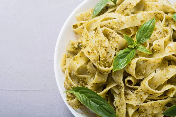 Yeşil sosu pesto ile makarna tagliatelle. İtalyan yemeği arka plan