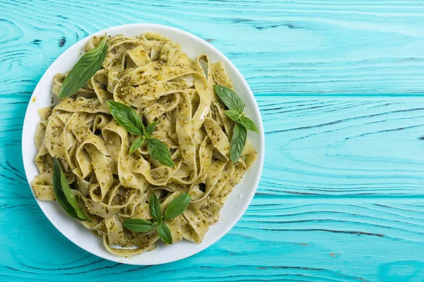Yeşil sosu pesto ile makarna tagliatelle. İtalyan yemeği arka plan