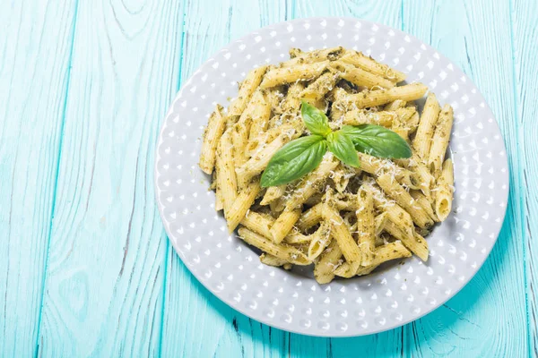 İtalyan penne makarna sosu pesto ile. Gıda arka plan