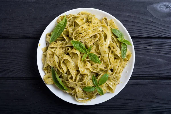 Yeşil sosu pesto ile makarna tagliatelle. İtalyan yemeği arka plan