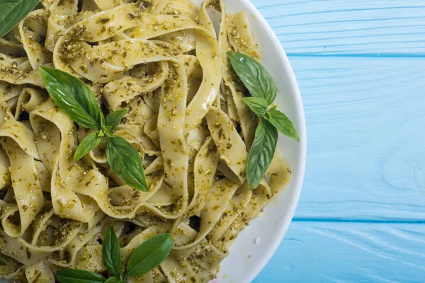 Yeşil sosu pesto ile makarna tagliatelle. İtalyan yemeği arka plan