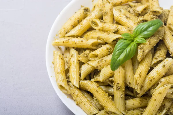İtalyan penne makarna sosu pesto ile. Gıda arka plan