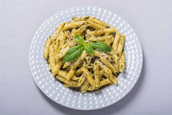 İtalyan penne makarna sosu pesto ile. Gıda arka plan