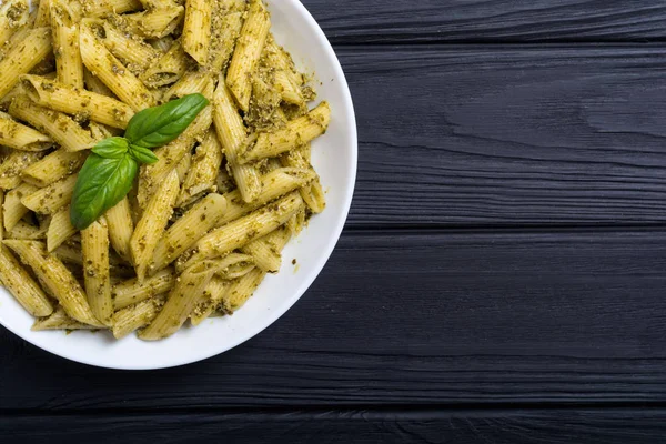 İtalyan penne makarna sosu pesto ile. Gıda arka plan