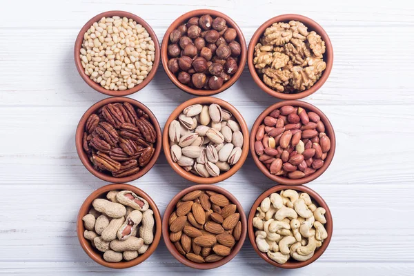 Fındık karışımı: antep fıstığı, badem, ceviz, çam fıstığı, fındık ve kaju. Kase backgrond içinde snack