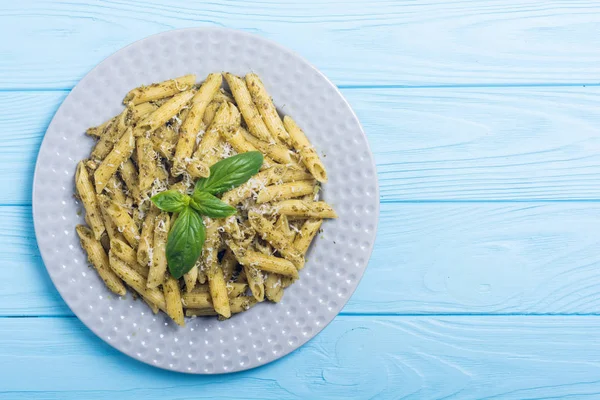 İtalyan penne makarna sosu pesto ile. Gıda arka plan