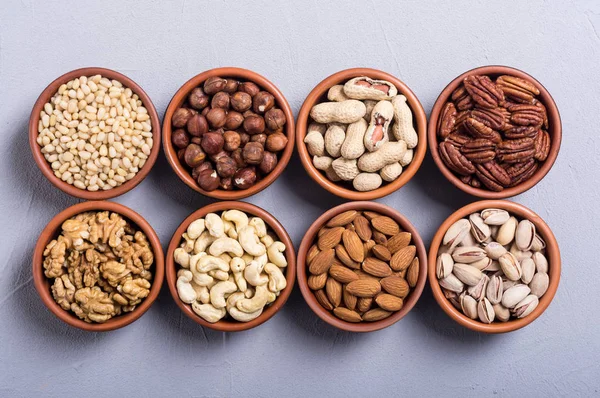 Fındık karışımı: antep fıstığı, badem, ceviz, çam fıstığı, fındık ve kaju. Kase backgrond içinde snack