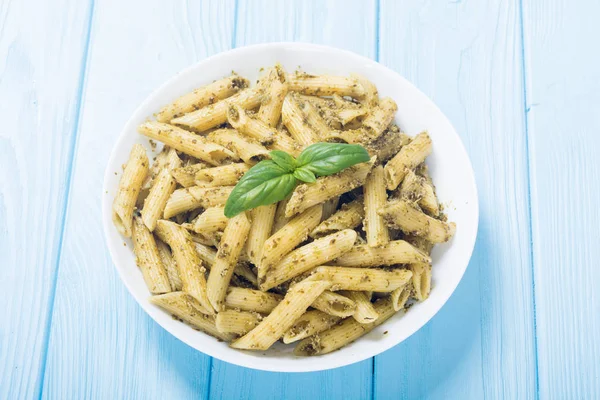 İtalyan penne makarna sosu pesto ile. Gıda arka plan