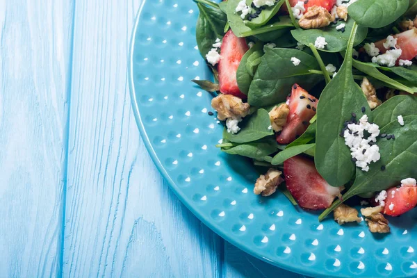 Ispanak, peynir ve ceviz çilek salatası. Sağlıklı gıda