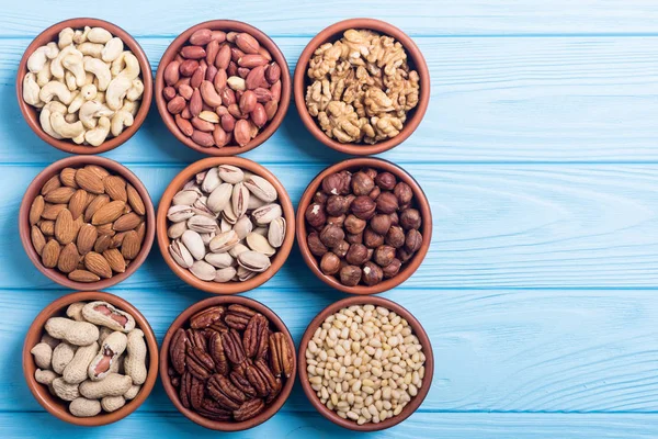 Fındık karışımı: antep fıstığı, badem, ceviz, çam fıstığı, fındık ve kaju. Kase backgrond içinde snack